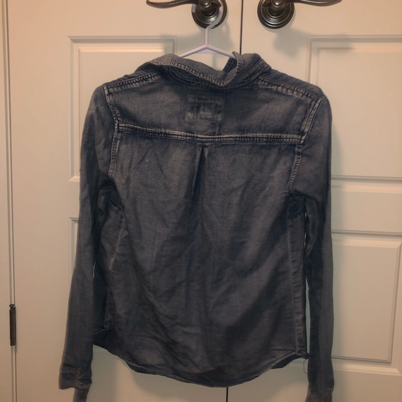 ✨2/$15✨ denim button down - Picture 3 of 3